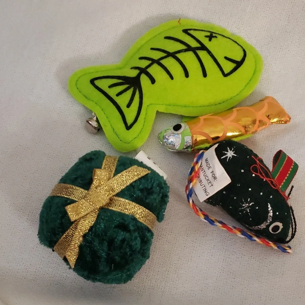 NWOT Suitcase of 20 Cat Toys with Bowls
